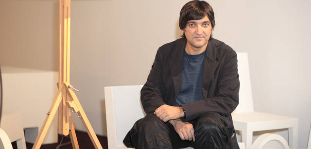 自作のキャンバスファニチャーに座る、スペインのデザイナー、マルティ・ギセ。