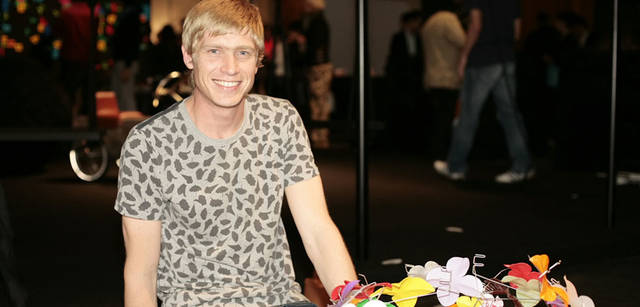 メイン会場内で実際に制作していた、ヒース・ナッシュ。 多くのファンがその様子を見守っていた。