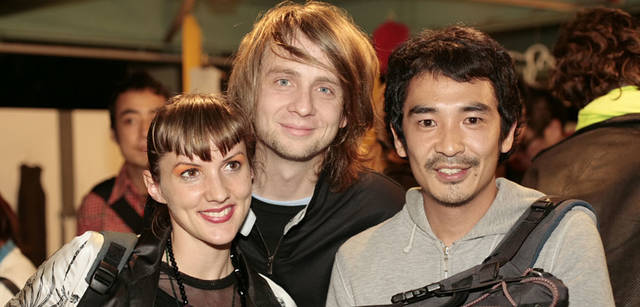 プロダクトデザイナー藤城成貴氏。 レセプションパーティーでの一コマ。