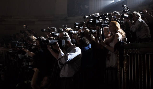 ニューヨーク・ファッションウィーク NY RAW（コレクションライン）2008年春夏コレクションのランウェイに集まったフォトグラファー