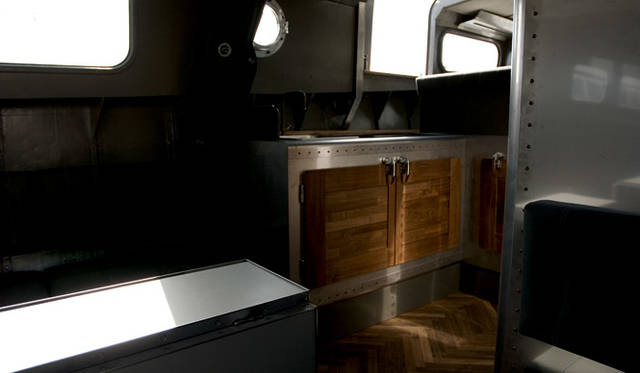 内装に用いられているのは、木材、レザー、キャンバス、スチールといったナチュラルなロー（raw）素材