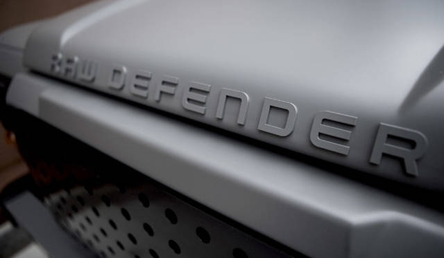 「RAW Defender 110 ステーション ワゴン」のボンネット先端にかがやくロゴ