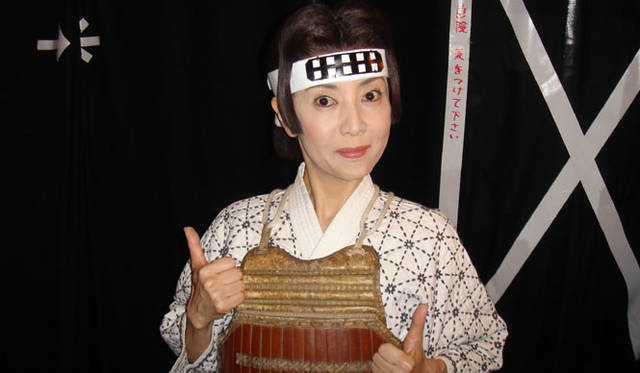 「恐れを知らぬ川上音二郎一座」舞台裏でのスナップ