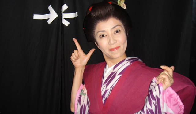 「恐れを知らぬ川上音二郎一座」舞台裏でのスナップ