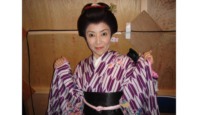 「恐れを知らぬ川上音二郎一座」舞台裏でのスナップ