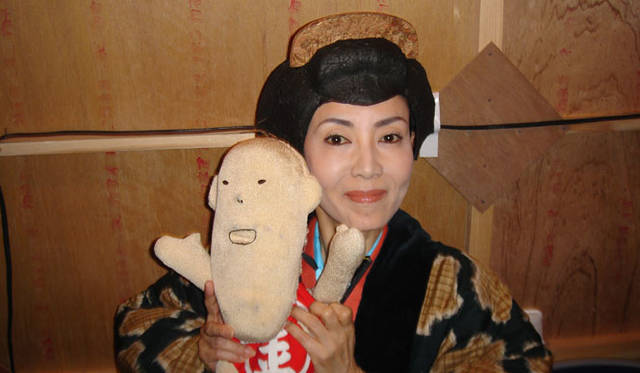 オープニングのシーンの衣裳にて。「恐れを知らぬ川上音二郎一座」舞台裏でのスナップ