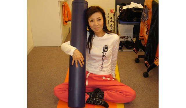 楽屋にて、私の愛用のヨガマットです。着ているのは、新作の「SHOW MUST GO ON」長袖Tシャツ！