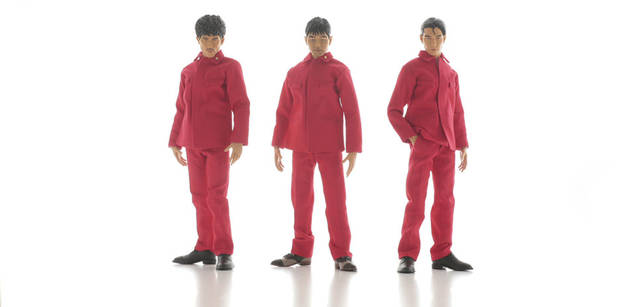 <br>アルバム『ソリッド･ステイト･サヴァイヴァー』で着用していた赤い人民服を纏った3人を完全再現。2008年2月発売予定、3万9900円