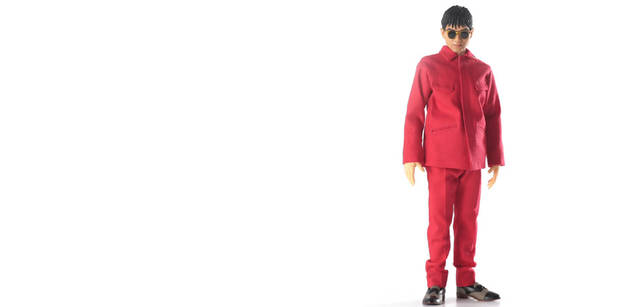 <br>アルバム『ソリッド･ステイト･サヴァイヴァー』で着用していた赤い人民服を纏った3人を完全再現。2008年2月発売予定、3万9900円