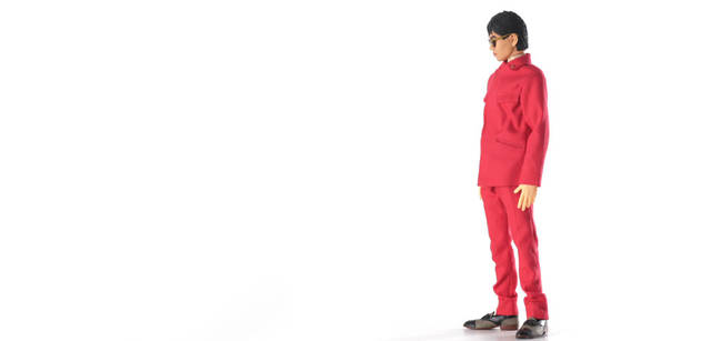 <br>アルバム『ソリッド･ステイト･サヴァイヴァー』で着用していた赤い人民服を纏った3人を完全再現。2008年2月発売予定、3万9900円