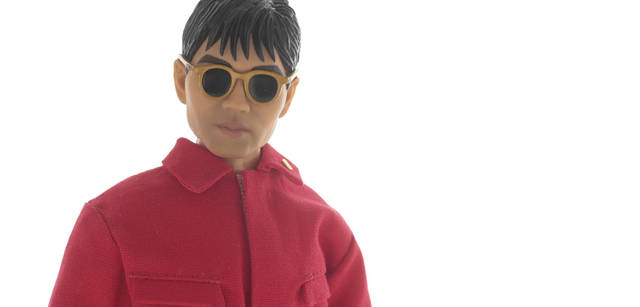 <br>アルバム『ソリッド･ステイト･サヴァイヴァー』で着用していた赤い人民服を纏った3人を完全再現。2008年2月発売予定、3万9900円