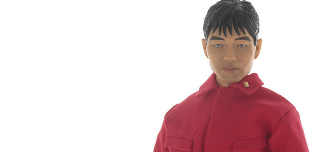 <br>アルバム『ソリッド･ステイト･サヴァイヴァー』で着用していた赤い人民服を纏った3人を完全再現。2008年2月発売予定、3万9900円