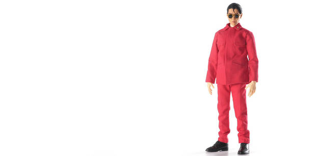 <br>アルバム『ソリッド･ステイト･サヴァイヴァー』で着用していた赤い人民服を纏った3人を完全再現。2008年2月発売予定、3万9900円