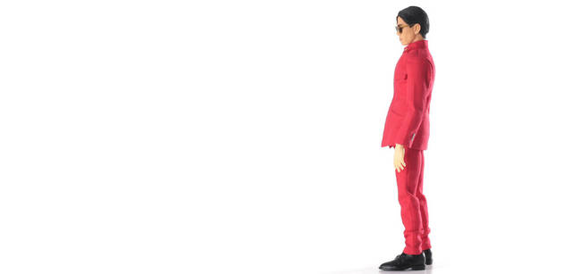 <br>アルバム『ソリッド･ステイト･サヴァイヴァー』で着用していた赤い人民服を纏った3人を完全再現。2008年2月発売予定、3万9900円