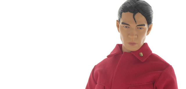 <br>アルバム『ソリッド･ステイト･サヴァイヴァー』で着用していた赤い人民服を纏った3人を完全再現。2008年2月発売予定、3万9900円