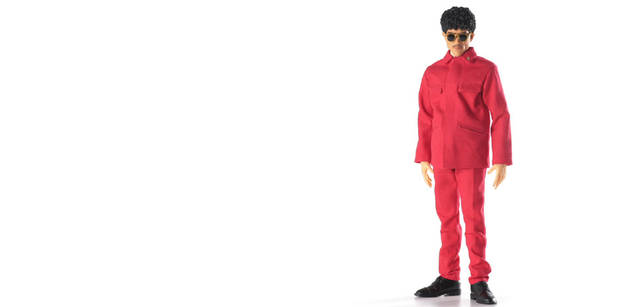 <br>アルバム『ソリッド･ステイト･サヴァイヴァー』で着用していた赤い人民服を纏った3人を完全再現。2008年2月発売予定、3万9900円