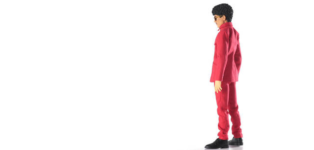 <br>アルバム『ソリッド･ステイト･サヴァイヴァー』で着用していた赤い人民服を纏った3人を完全再現。2008年2月発売予定、3万9900円