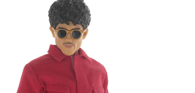 <br>アルバム『ソリッド･ステイト･サヴァイヴァー』で着用していた赤い人民服を纏った3人を完全再現。2008年2月発売予定、3万9900円