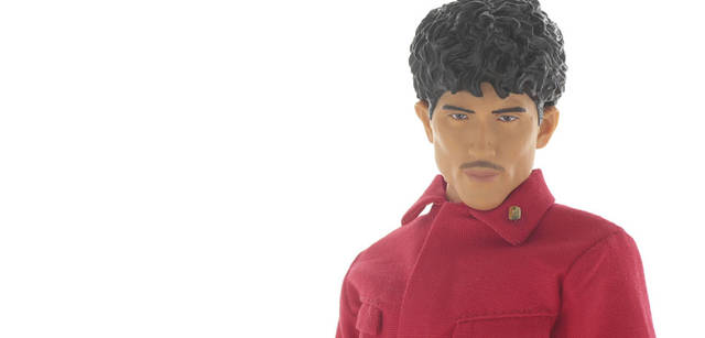 <br>アルバム『ソリッド･ステイト･サヴァイヴァー』で着用していた赤い人民服を纏った3人を完全再現。2008年2月発売予定、3万9900円