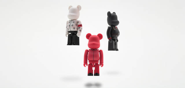 <br>高橋幸宏氏デザインのブリックス・モノ製でワールド・ツアー時の白シャツ＆黒パンツ。セカンドアルバム『ソリッド・ステイト・サヴァイバー』ジャケットでの赤い人民服。そして散開ツアー時に着用していた制服をモチーフにした黒い衣装の3体豪華セット。現在発売中、2940円