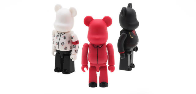 <br>高橋幸宏氏デザインのブリックス・モノ製でワールド・ツアー時の白シャツ＆黒パンツ。セカンドアルバム『ソリッド・ステイト・サヴァイバー』ジャケットでの赤い人民服。そして散開ツアー時に着用していた制服をモチーフにした黒い衣装の3体豪華セット。現在発売中、2940円