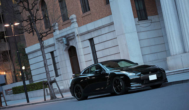 NISSAN GT-R Spec V｜If the auto body is  black, it is hard to tell if the car is the basic model or not.
