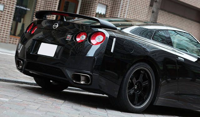 NISSAN GT-R Spec V｜An exclusive design is given to the exit of the titanium muffler of the 