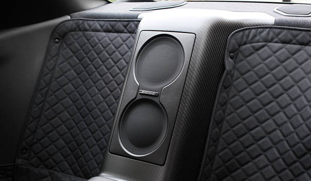 NISSAN GT-R Spec V｜Rear seats can be detached, and the quilting cover is to be loaded which evokes the image of the battleplane cockpit.