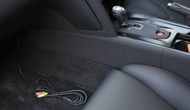 NISSAN GT-R Spec V｜The cables of the car audio system is an authentic type. It would be much more appreciated with the i-pod compatible type.
