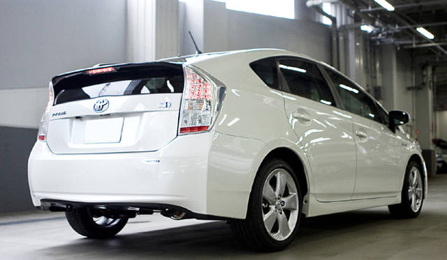 　ボディサイドをフロントからリアへ伸びやかに走るキャラクターラインが新型の特徴。