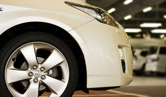 　“ツーリングセレクション”には215/45R17タイヤと専用ホイールが用意される。