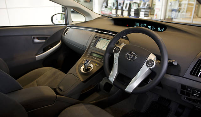 　インストゥルメントパネルは、ドライバーの視線移動が少ないセンターメーターを採用。