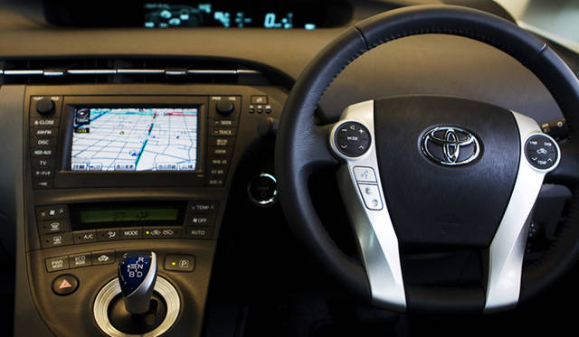 　乗降性とメーターの視認性に配慮し、ステアリングホイールは楕円形デザインを採用。