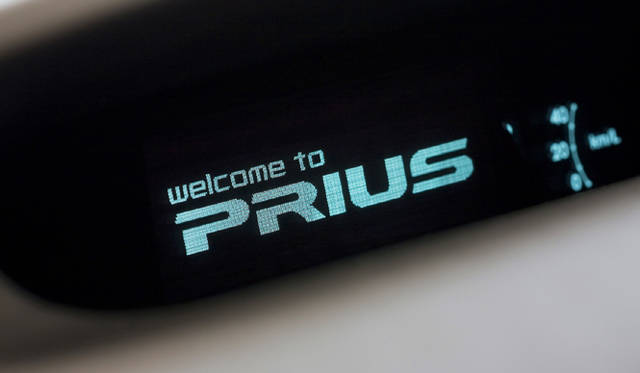 　イグニッションをオンにすると、センターメーターにメッセージがあらわれる。