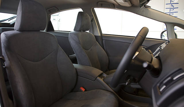 　「G」グレードにはスエード調の上級ファブリックシートが採用される。