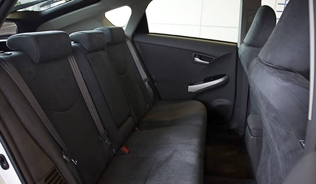 　フロントシートのシートバックを薄型化したことで、後席の膝まわりに余裕が生まれた。