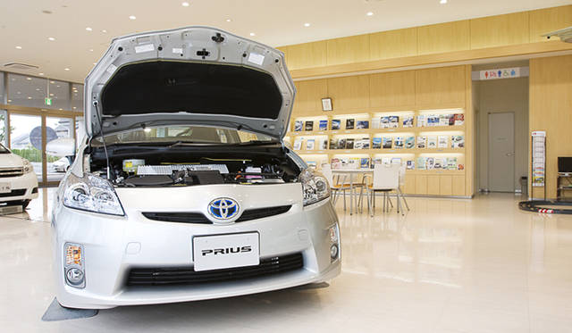 　東京トヨタ江戸川店にて。現在、同店での販売の65％をプリウスが占めるとのこと。