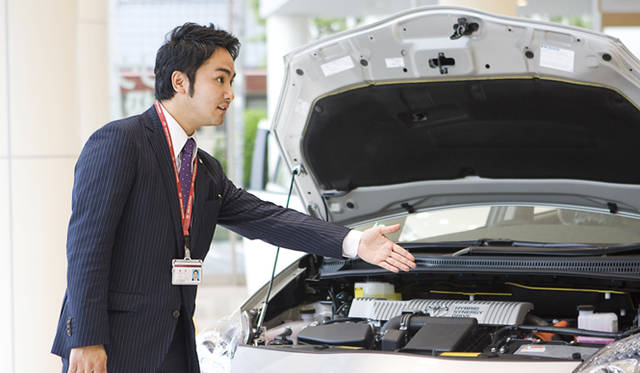 　今回お世話になった、東京トヨタ江戸川店の小嶋一彦氏。