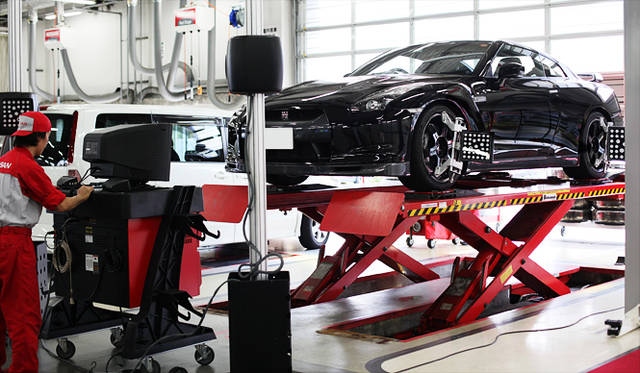 NISSAN GT-R Spec V｜日産GT-R スペックV　レーザー光線でホイールアライメントを計測