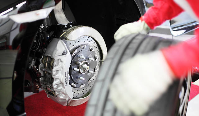 NISSAN GT-R Spec V｜日産GT-R スペックV　カーボンに衝撃を与えないよう、カバーを取り付けてタイヤを外す