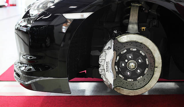 NISSAN GT-R Spec V｜日産GT-R スペックV　カバーを付けた状態のカーボンセラミックブレーキ