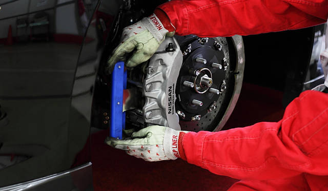 NISSAN GT-R Spec V｜日産GT-R スペックV　ブレーキパッドとブレーキローターの隙間に専用器具を差し込む