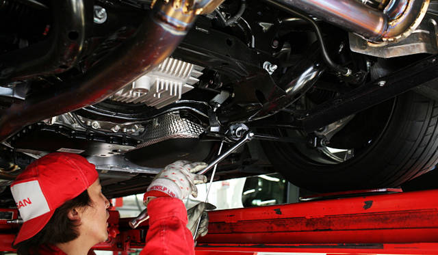 NISSAN GT-R Spec V｜日産GT-R スペックV　モニターを見ながらキャンバー角とトー角を調整