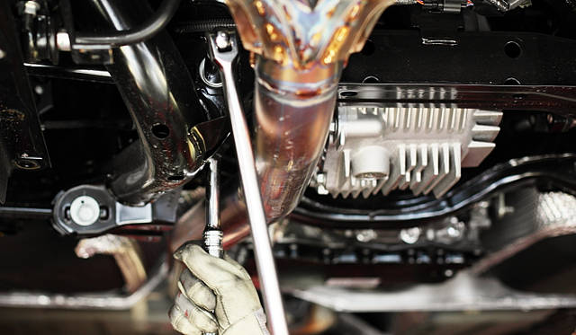 NISSAN GT-R Spec V｜日産GT-R スペックV　モニターを見ながらキャンバー角とトー角を調整