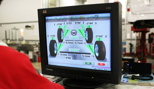 NISSAN GT-R Spec V｜日産GT-R スペックV　モニターを見ながらキャンバー角とトー角を調整