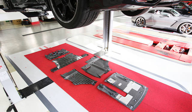 NISSAN GT-R Spec V｜日産GT-R スペックV　外されたパネルをもとに戻す