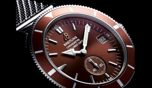   発色性の高いアルミリングをベゼルに装着したスーパーオーシャン・ヘリテージ（直径38mm）　