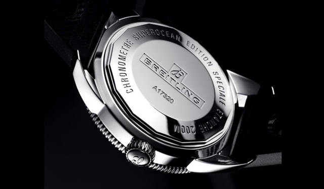   ねじ込み式のケースバックを採用。ステンレスの硬質な無垢感が、男心をくすぐる。