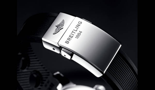   ミリ単位の長さ調整が可能な、ラバー素材を採用したオーシャンレーサーベルト。<br>両プッシュ式のバックルにアプライド式のブライトリングロゴを刻印。