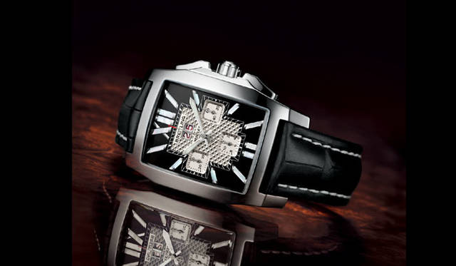 　縦58.2mm×横38.5mmの巨大な体躯にクロノグラフ、ビッグデイトを搭載し、並々ならぬ存在感を与える。